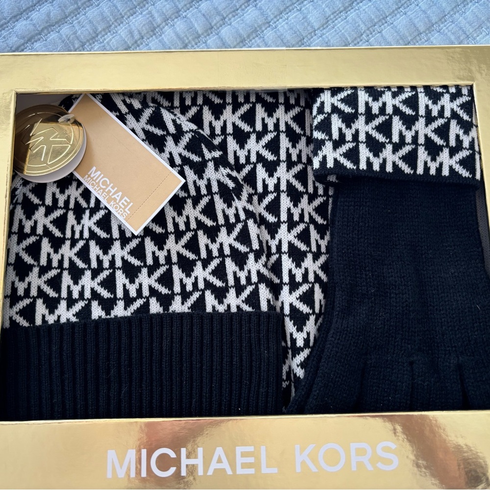 NWT Michael Kors Monochrome gloves, scarf and hat Knit Set - Picture 2 of 6